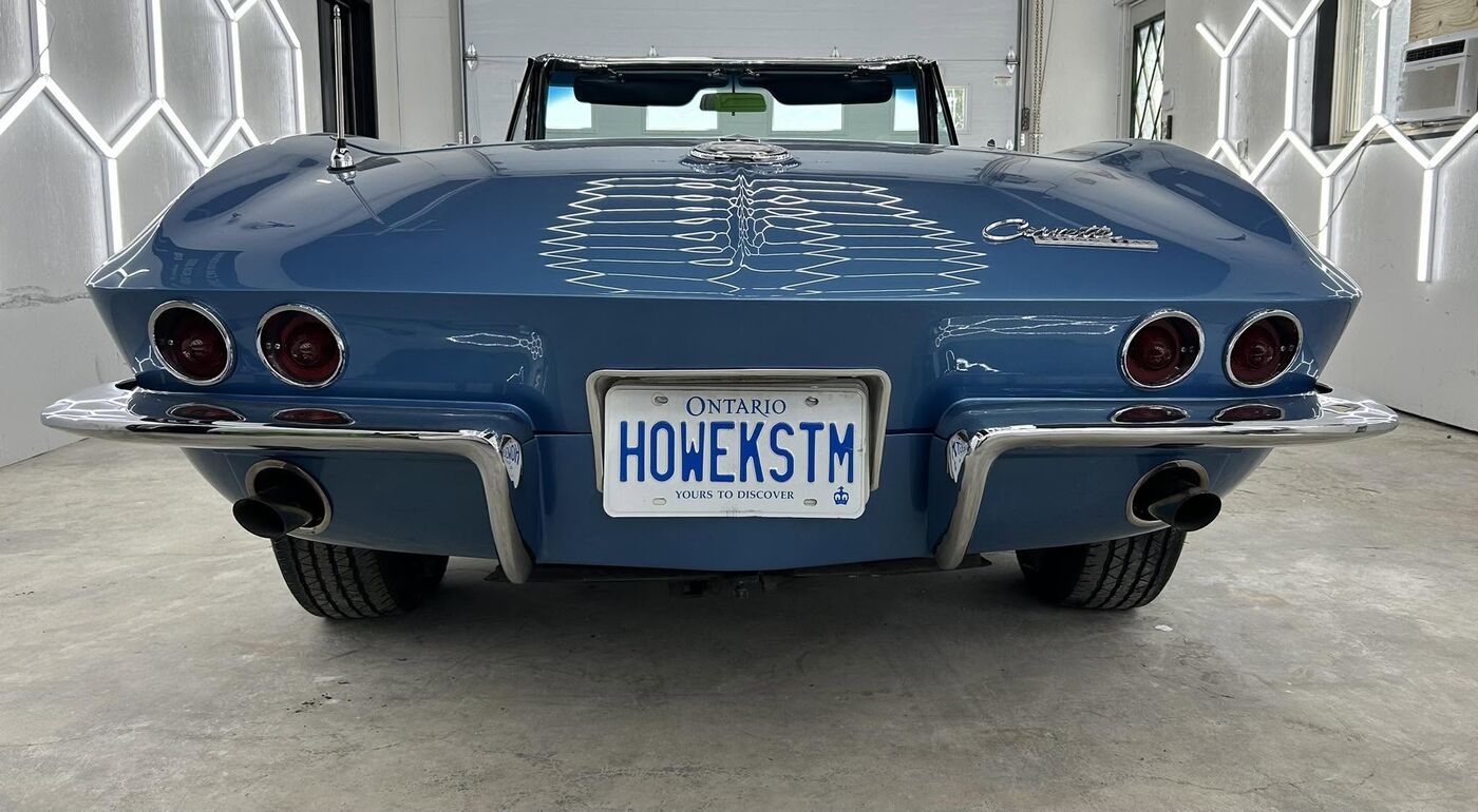 Blue Corvette rear end with HOWEKSTM plate